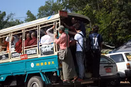 Giao thông - bức tranh tương phản giàu nghèo ở Yangon