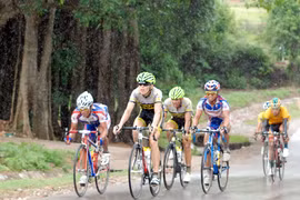 Chặng đua khắc nghiệt, nhiều cua-rơ bỏ cuộc vì kiệt sức