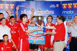 Thắng luân lưu nghẹt thở, THPT Nguyễn Thị Minh Khai đoạt Cúp vô địch