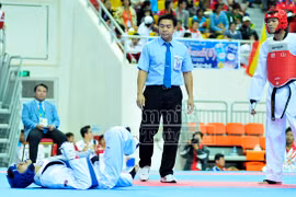 Bị đá trúng "chỗ hiểm", võ sỹ Việt chỉ giành HCĐ