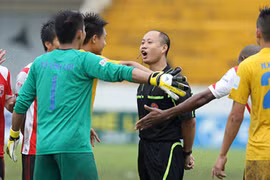 Xì xào chuyện chọn Còi vàng V-League 2013