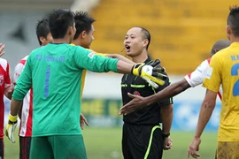 Xì xào chuyện chọn Còi vàng V-League 2013