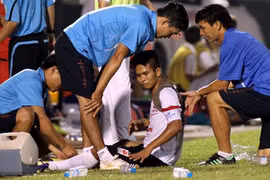 Không phạt nguội cầu thủ khiến đồng nghiệp phải ghép gân vai