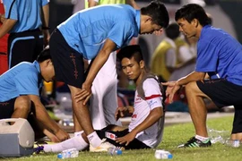 Không phạt nguội cầu thủ khiến đồng nghiệp phải ghép gân vai