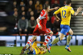 Giáo sư lên tiếng bênh vực chiếc thẻ đỏ của Flamini