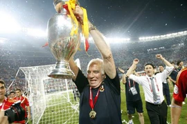 Cầu thủ Tây Ban Nha vĩnh biệt người thầy quá cố Luis Aragones