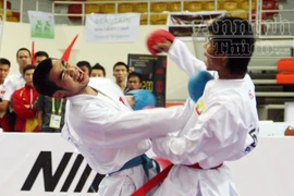 Võ sỹ Phi Tuấn đổ máu miệng, rách mặt vẫn kiên cường thi đấu