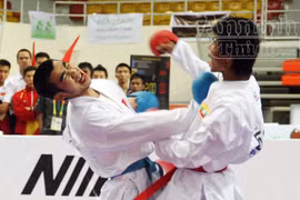 Võ sỹ Phi Tuấn đổ máu miệng, rách mặt vẫn kiên cường thi đấu