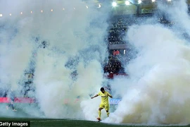 La Liga: Bom khói “oanh tạc” khán đài El Madrigal