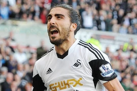 Sao Swansea City bị cảnh sát "sờ gáy" vì dùng gạch tấn công đồng đội