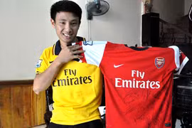 "Running man" bán đấu giá chiếc áo có chữ ký toàn đội Arsenal