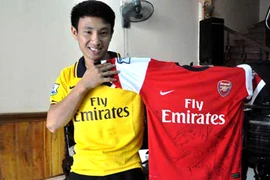 "Running man" bán đấu giá chiếc áo có chữ ký toàn đội Arsenal