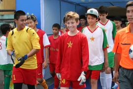 90 cầu thủ trẻ châu Âu và Việt Nam so tài trên sân Tây Hồ