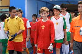 90 cầu thủ trẻ châu Âu và Việt Nam so tài trên sân Tây Hồ