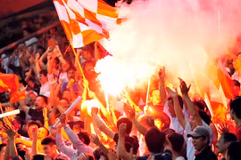 "Bầu" Trường tức điên với màn ăn mừng quá khích của CĐV nhà