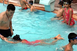 Hà Nội: 600 em học sinh hào hứng với khóa học bơi miễn phí