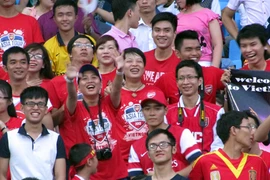 Các "Pháo thủ" hâm nóng sân Mỹ Đình