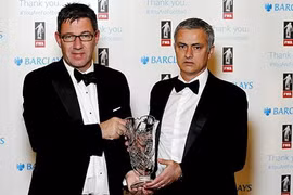 "Phù thủy" Mourinho tính lên bàn mổ sau khi được vinh danh