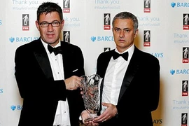"Phù thủy" Mourinho tính lên bàn mổ sau khi được vinh danh