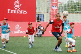 Theo Walcott, Olivier Giroud... "so giày" cùng cầu thủ nhí Việt Nam