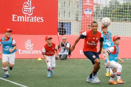 Theo Walcott, Olivier Giroud... "so giày" cùng cầu thủ nhí Việt Nam