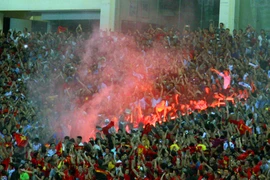 Sân Mỹ Đình rực màu cờ đỏ sau những bàn thắng của U19 Việt Nam