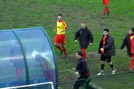 Cầu thủ nhận thẻ đỏ vì lỗi... phá hoại