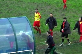 Cầu thủ nhận thẻ đỏ vì lỗi... phá hoại