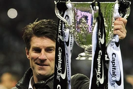 Swansea sa thải và "cấm cửa" HLV Michael Laudrup