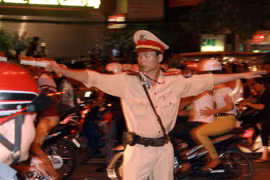 Hà Nội: Chật cứng những ngả đường xem bắn pháo hoa