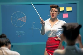 Ca sĩ Thủy top 'hóa thân' thành cô giáo đứng lớp dạy học trò