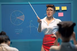 Ca sĩ Thủy top 'hóa thân' thành cô giáo đứng lớp dạy học trò