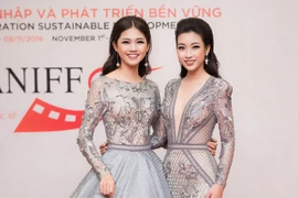 Hoa hậu Mỹ Linh, Á hậu Thanh Tú mặc đồ đôi "đọ sắc" hấp dẫn