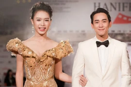 Người đẹp truyền thông Ngọc Vân tình tứ khoác tay Hứa Vĩ Văn trên thảm đỏ