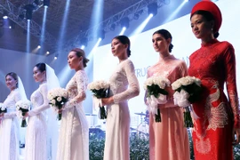 NTK Trương Thanh Hải "trả lại" vẻ lịch thiệp cho áo dài