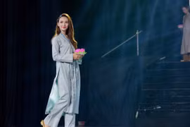 Hoa hậu Ngọc Diễm trình diễn áo dài mang dấu ấn Phật giáo