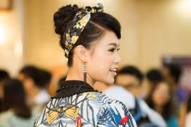 Người đẹp truyền thông Ngọc Vân lần đầu ngồi "ghế nóng"