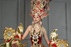 Cận cảnh bộ trang phục nặng 45 kg của Khả Trang tại cuộc thi Hoa hậu Siêu quốc gia