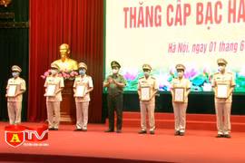 CATP Hà Nội thăng cấp bậc hàm, nâng bậc lương cho cán bộ, chiến sĩ năm 2021