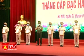 CATP Hà Nội thăng cấp bậc hàm, nâng bậc lương cho cán bộ, chiến sĩ năm 2021