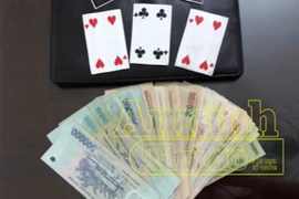 Lại bắt giữ nhóm đối tượng lừa đảo chơi bài đỏ đen trên xe khách 