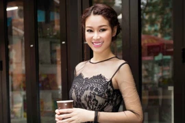 Hoa khôi Trương Tùng Lan "ngọt ngào" xuống phố