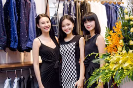 Siêu mẫu Phan Hà Phương chúc mừng "bà trùm" Hạ Vy khai trương cửa hàng mới