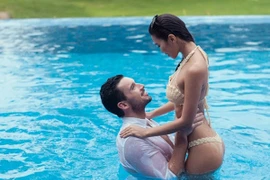 Bộ ảnh cưới nóng bỏng của siêu mẫu Hà Anh bên chồng Tây