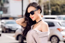 Cao Thùy Linh diện đồ gợi cảm khoe vai trần và chân dài thẳng tắp