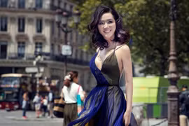 Hoa hậu Giáng My khoe vòng một căng tròn trên đất Pháp