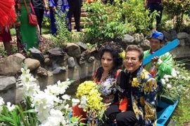 MC Thanh Bạch dùng thuyền rước "bà trùm" Thuý Nga trong đám cưới