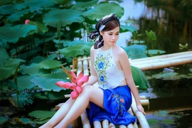 "Cô Tấm" Thanh Trang khoe lưng trần gợi cảm giữa đầm sen