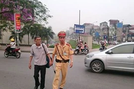 Hà Nội: CSGT giúp cụ ông bị lạc tìm thấy gia đình
