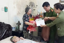 Lãnh đạo CATP Hà Nội thăm và tặng quà 2 đồng chí công an mắc bệnh hiểm nghèo